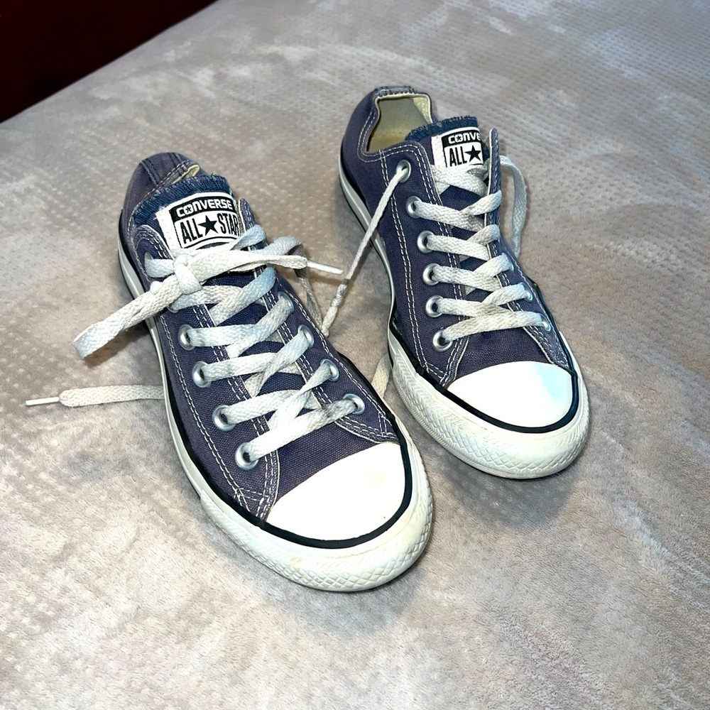 Unisex Converse Sneakers Women's size 7/Men's size 5